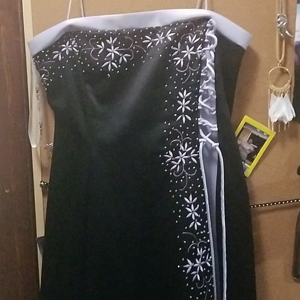 Dress - Picture 2 of 3